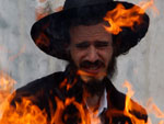 Judeus ortodoxos queimaram po, em Tel Aviv, para celebrar o comeo da pscoa judia