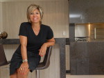 Estrutura de alvenaria amplia living de residncia, com criao de espao gourmet e varanda, no projeto de reforma da arquiteta Mrcia Doernte