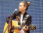 Stella soltando o vocal