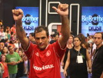O gacho posou para fotos vestindo a camisa do time do corao, o Inter