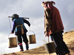Moradores de uma vila chinesa levam gua para suas casas na provncia de Yunnan. A regio enfrenta uma terrvel seca, que afeta 60 milhes de pessoas. 