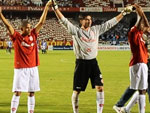 Muita festa! Jogadores aplaudem a torcida, que retribui