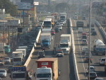 Por volta das 7h40min, um acidente envolvendo seis veculos — dois caminhes, trs carros e uma moto — , no sentido Interior-Capital, complicou o trnsito na rodovia e o congestionamento passou de cinco quilmetros