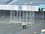 Um tel�o come�ou a ser montado a tarde para transmiss�o do jogo no est�dio