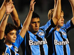 O Gr�mio entra em campo com Victor; Edilson, Rodrigo, M�rio Fernandes e F�bio Santos; Ferdinando, Adilson, Douglas e Maylson; Jonas e William