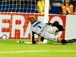 Depois dos erros de Maylson, RODRIGO completou de cabe�a em escanteio cobrado por Douglas