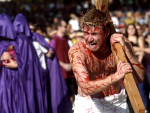 Encenao da morte de Cristo e bno encerram procisso em Caxias