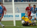 Goleiro Paulo Srgio cai para fazer a defesa