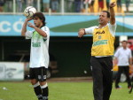 Mrcio Goiano d instrues ao Figueira no decorrer do duelo