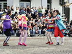 Teatro de rua em frente ao Teatro Carlos Gomes