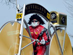 Na Alemanha, o artista e designer de bicicletas Dieter Senft comea uma turn para homenagear o cantor Michael Jackson