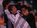 Juninho  abraado aps marcar o quarto gol do Figueira no jogo