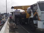 Caminho de mas tombou na BR-116, em Canoas, gerando congestionamento nesta manh