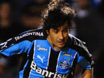 Douglas faz lanamento muito longo para o ataque, o goleiro do Pelotas sai do gol e fica com a bola