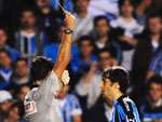 Douglas  expulso. Chutou a bola em cima do bandeirinha