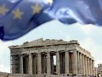 Vista da bandeira da Unio Europeia com o Partenon ao fundo na Acrpolis. O governo grego ps em prtica um pacote de medidas de austeridade, em meio a protestos, que preveem uma reviso de impostos e dos sistemas de previdncia e penses