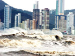 Ondas gigantes na Praia Central de Balnerio Cambori.