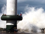Ondas gigantes avanam sobre o molhe da barra do Rio Itaja-A, em Itaja.