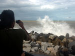 Ondas gigantes avanam sobre o molhe da barra do Rio Itaja-A, em Itaja.
