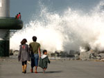 Ondas gigantes avanam sobre o molhe da barra do Rio Itaja-A, em Itaja.