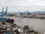 Ressaca provoca a interdio do canal da barra do Complexo Porturio do Rio Itajai-A. Navios no puderam sair para o mar.