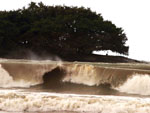 Ondas gigantes na Praia Central de Balnerio Cambori.