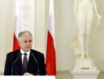Foto de arquivo mostra Lech Kaczynski em um pronunciamento presidencial