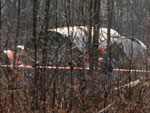 Fragmentos da aeronave em que viajava o presidente da Polnia, Lech Kaczynski, podiam ser vistos, na manh deste sbado (10/04), em um bosque da cidade de Smolensk