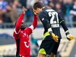 Hannover 96 4x2 Schalke 04 - Campeonato Alemo -  Didier Ya Konan comemora seu gol com o goleiro Florian Fromlowitz