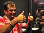 Aps o desfile pelo Inter, Marcelo Dourado conversou com a imprensa e ouviu calorosos gritos do pblico que o observava pelo outro lado do aqurio: Ah, eu sou gacho!