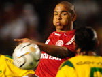 Glaydson cruza, e Walter bate de direita, de primeira