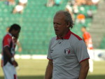 Tcnico Mauro Ovelha chegando no banco antes do jogo comear