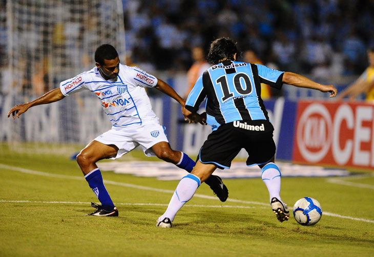 "O" lance da partida. Na tentativa frustrada de elástico de Douglas em Batista, o atleta gremista sai com bola e tudo. O bandeira marca escanteio, que termina no primeiro gol do tricolor:imagem 3