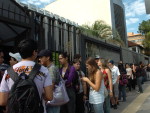 Com a aproximao do dia 5 de maio, data-limite para pedir o ttulo de eleitor, o nmero de interessados aumenta. Hoje foi formada uma longa fila em frente ao Tribunal Regional Eleitoral (TRE), na Capital