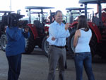  aluna de Passo Fundo (RS) Nara Barbieri  entrevistada pelo reprter Ricardo Cunha na fbrica da Massey Ferguson 