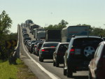 Acidente com morte na BR-290 provoca mais de seis quilmetros de congestionamento na descida da Ponte do Jacu.
