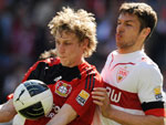 Stuttgart 2x1 Bayer Leverkusen - Matthieu Delpierre (D), do Stuttgart, disputa a posse de bola com Stefan Kiessling, do Bayer Leverkusen