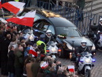 Os funerais e o enterro do presidente polons Lech Kaczynski e sua esposa Maria, mortos h oito dias em acidente areo, acontecem hoje na Cracvia com a ausncia em massa da maioria dos estadistas mundiais
