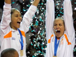 Jaqueline a Carol erguem a taa da competio