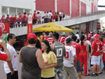 Antes da abertura dos portes, centenas de colorados j esperavam para entrar no Beira-Rio