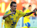Foi de Clodoaldo tambm o segundo gol do Pelotas aos 39 minutos. Alex Dias cruzou para trs, a defesa colorada parou e o atacante empurrou para as redes