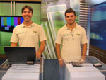 Os alunos Diego e Gustavo, da Universidade de Rio Verde, na bancada de apresentao do programa Rural Meio-Dia 