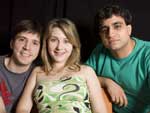   Trio catarinense formado por Luiz Felipe de Menezes (E),  Clarissa Ristoff e Gabriel Ponto da Luz (D) criou luminrias de polietileno que assumem diversas formas