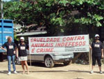 Manifestantes pedem o fim da puxada, prova que mede a fora do cavalo.