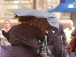 O vento e a chuva incomodaram pedestres na manh de hoje em Porto Alegre
