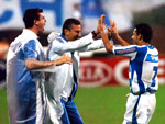 Tcnico Pricles Chamusca comemora com Roberto o gol do camisa sete do Ava