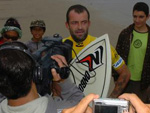 Neco Padaratz, cercado por jornalistas e fotgrafos aps a vitria na 3 bateria