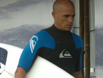 Kelly Slater se prepara para entrar na gua da Praia da Vila, em Imbituba