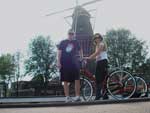 &quot;Amsterdam possui 773.000 habitantes e 1 milho de bicicletas que  o meio de transporte mais utilizado&quot;