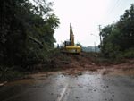 Barreira fecha a nica entrada, asfaltada,  Lindia do Sul. no ha previso de liberao da pista